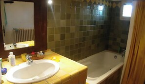 Douche, sèche-cheveux, serviettes fournies, savon