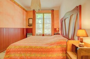 Iron/ironing board, WiFi, bed sheets - Charming cottage in Réattu with terrace and park view - sleeps 3/4 (ARLES)