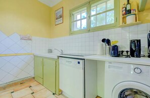Private kitchen - Charming cottage in Réattu with terrace and park view - sleeps 3/4 (ARLES)