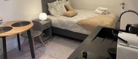 Tabla de planchar con plancha, wifi y ropa de cama