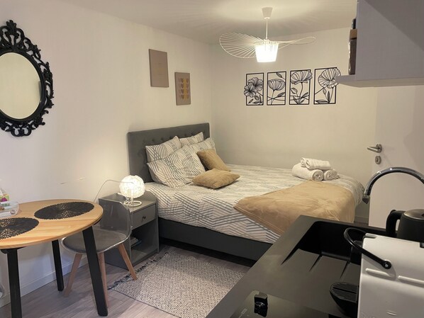 Iron/ironing board, WiFi, bed sheets