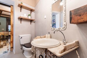 Secador de pelo, toallas, jabón, shampoo