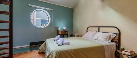 Fer et planche à repasser, lit parapluie, Wi-Fi gratuit, draps fournis