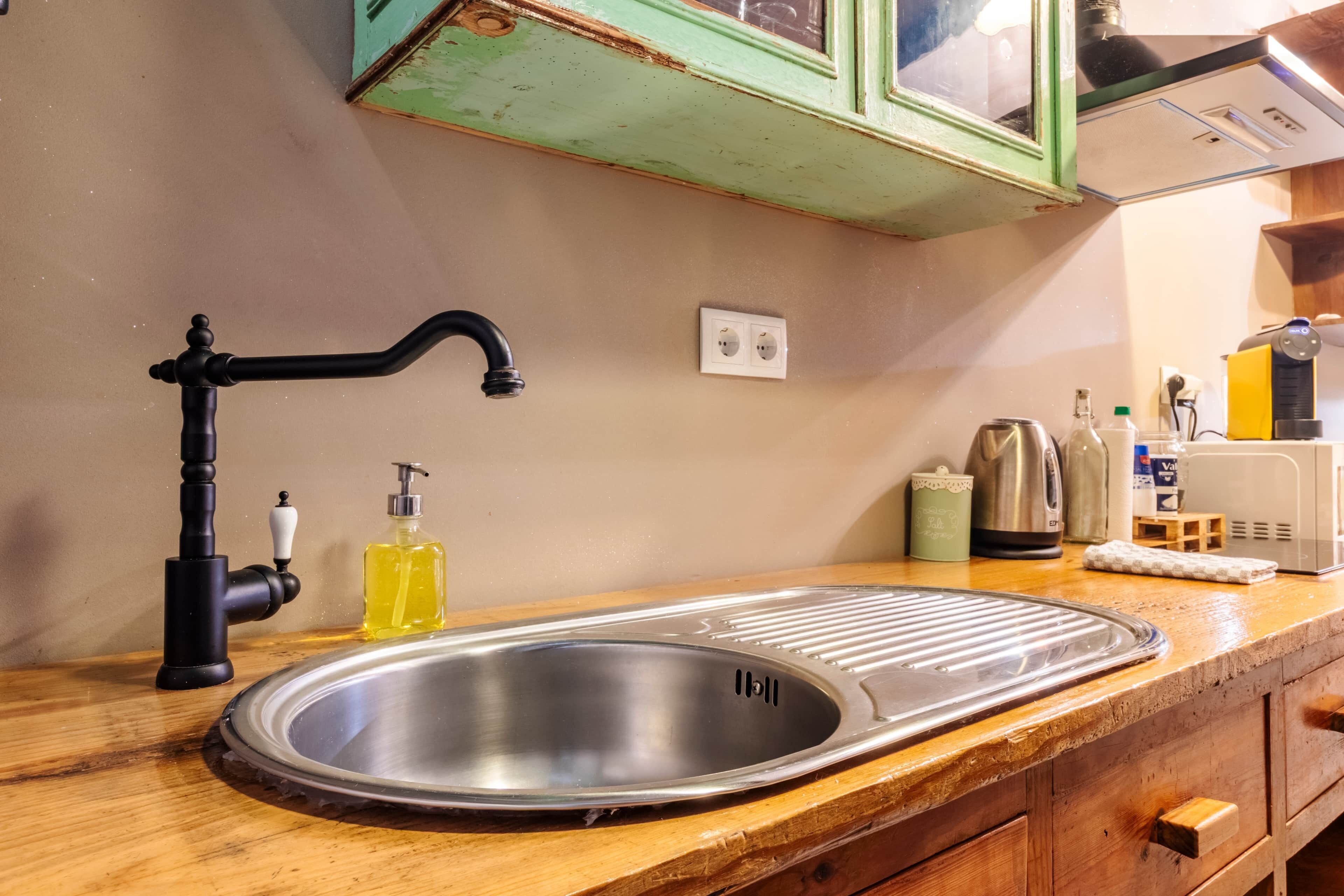 Kjøleskap, mikrobølgeovn, kaffetrakter/tekoker og vannkoker