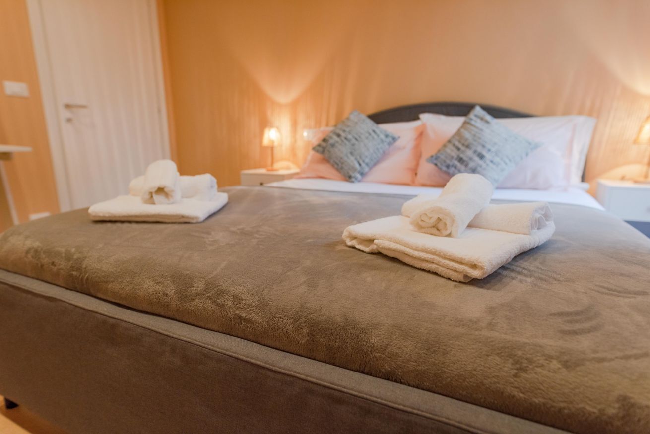 3 chambres, bureau, fer et planche à repasser, lit parapluie