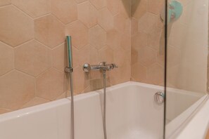 Hårtørrer, bidet, håndklæder, Sæbe