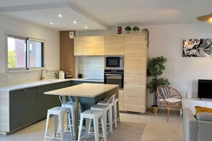 Fridge, microwave, oven, stovetop - Villa Casabea - 3 suites, jardin & plage à pied (Cavalaire-sur-Mer)