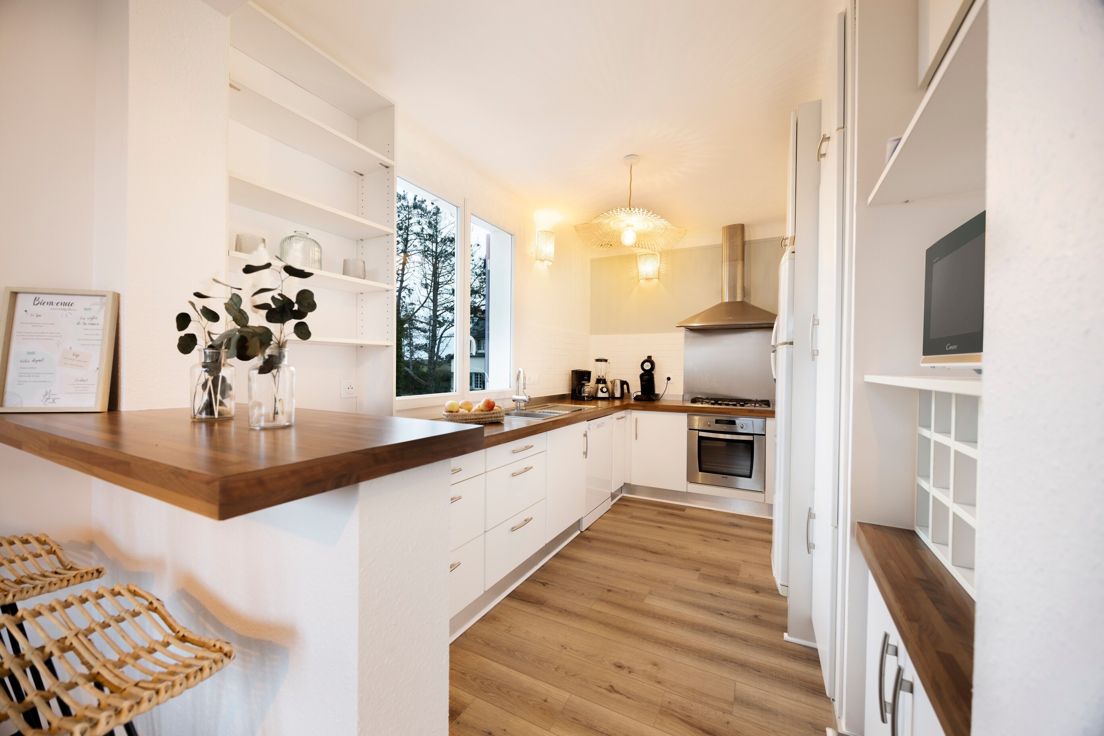 Jääkaappi, mikroaaltouuni, uuni, liesi