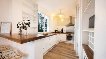 Jääkaappi, mikroaaltouuni, uuni, liesi