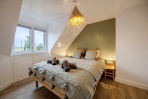 4 bedrooms, iron/ironing board, WiFi, bed sheets