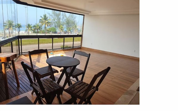 屋外ダイニングエリア