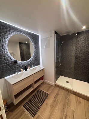 Shower, towels, soap, toilet paper - Apartment Rouen (Rouen)