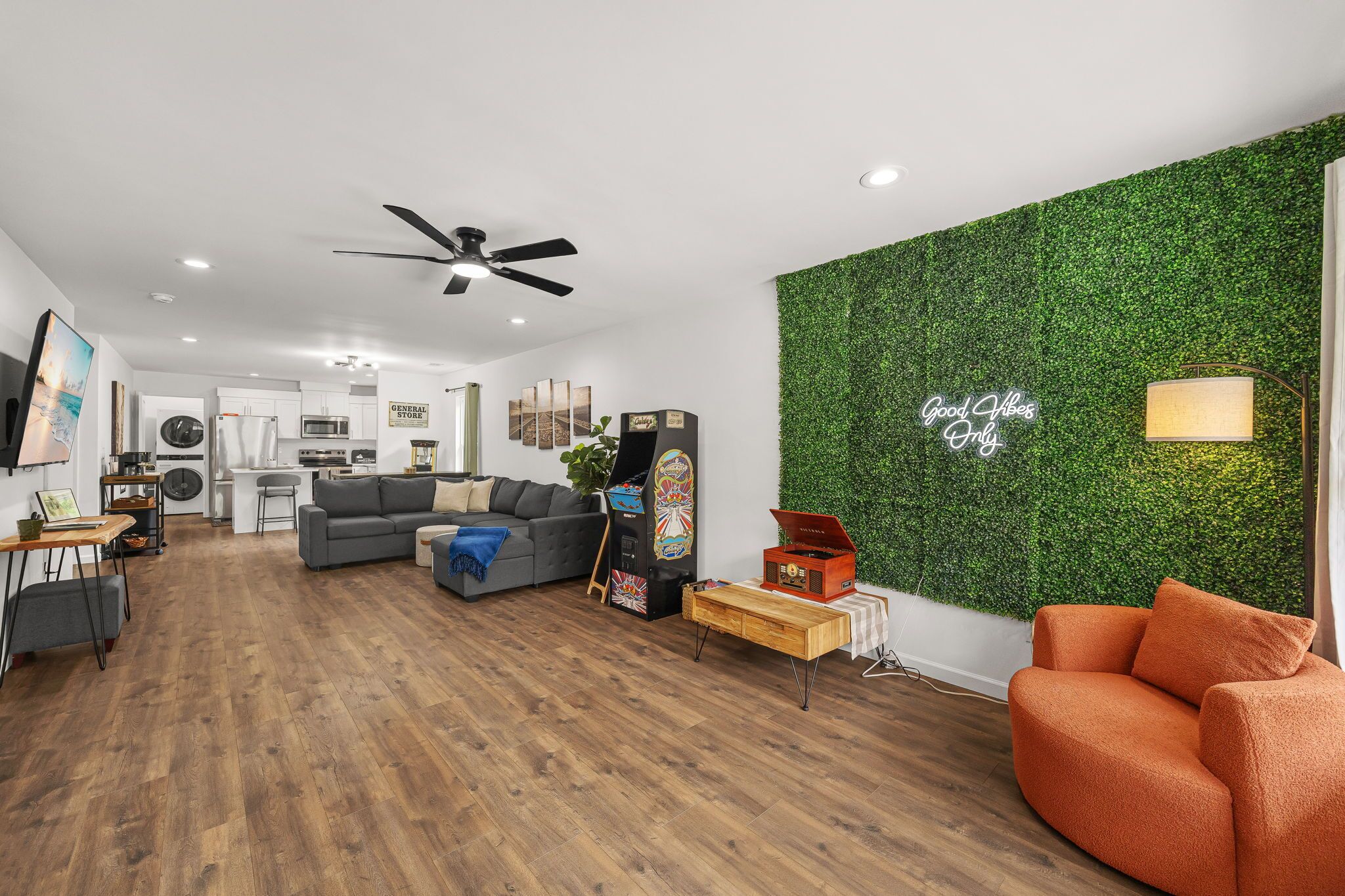 Una Smart TV, videojuegos, libros, una biblioteca de música