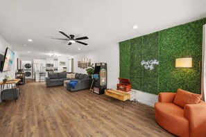 Smart TV, videojuegos, libros y biblioteca musical