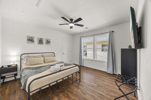 3 bedrooms, iron/ironing board, travel cot, WiFi - Retro Spartanburg Home · Arcade & Fire Pit · Minutes to Downtown · Sleeps 8 (Spartanburg)