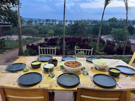 Restaurant. Eagle View Farm & Lake Retreat