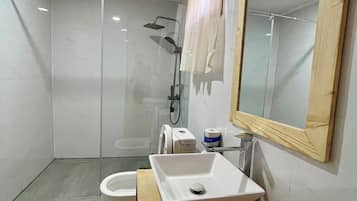 Habitación doble, balcón, vistas al lago | Baño | Ducha, toallas y papel higiénico