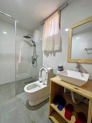 Double Room, Balcony, Lake View | Bathroom | Shower, towels, toilet paper - Eagle View Farm & Lake Retreat (Gashora)