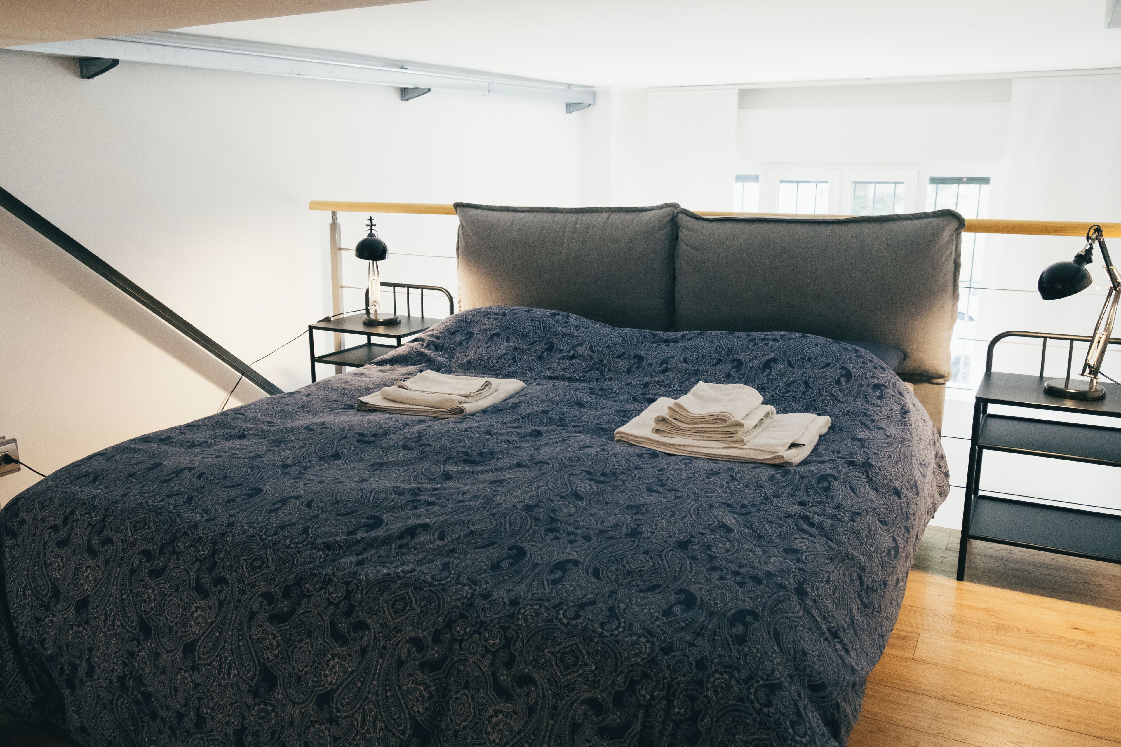 Een strijkplank/strijkijzer, wifi, beddengoed