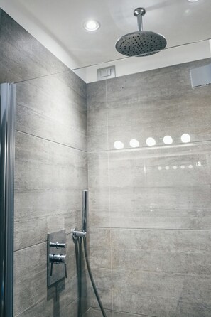 Shower, hair dryer, bidet, towels - Cozy Loft Princy 10 minutes from the city center (Milano)