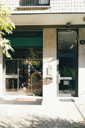A storefront with a green awning and a sign reading "Antiques." - Cozy Loft Princy 10 minutes from the city center (Milano)