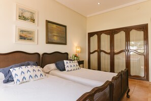 Iron/ironing board, WiFi, bed sheets - Seafront Chalet with Pool, Outdoor Kitchen, Large Garden and Stunning Views (Alicante (Alacant))