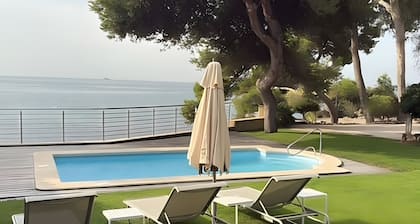 Chalet en bord de mer avec piscine, cuisine extérieure, grand jardin et vues exceptionnelles