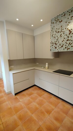 Fridge, microwave, oven, stovetop - Seafront Chalet with Pool, Outdoor Kitchen, Large Garden and Stunning Views (Alicante (Alacant))