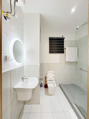 Towels, soap, toilet paper - Luxury StudioApt•24/7Power•WiFi•Pool• Gym•Secured (Lekki)