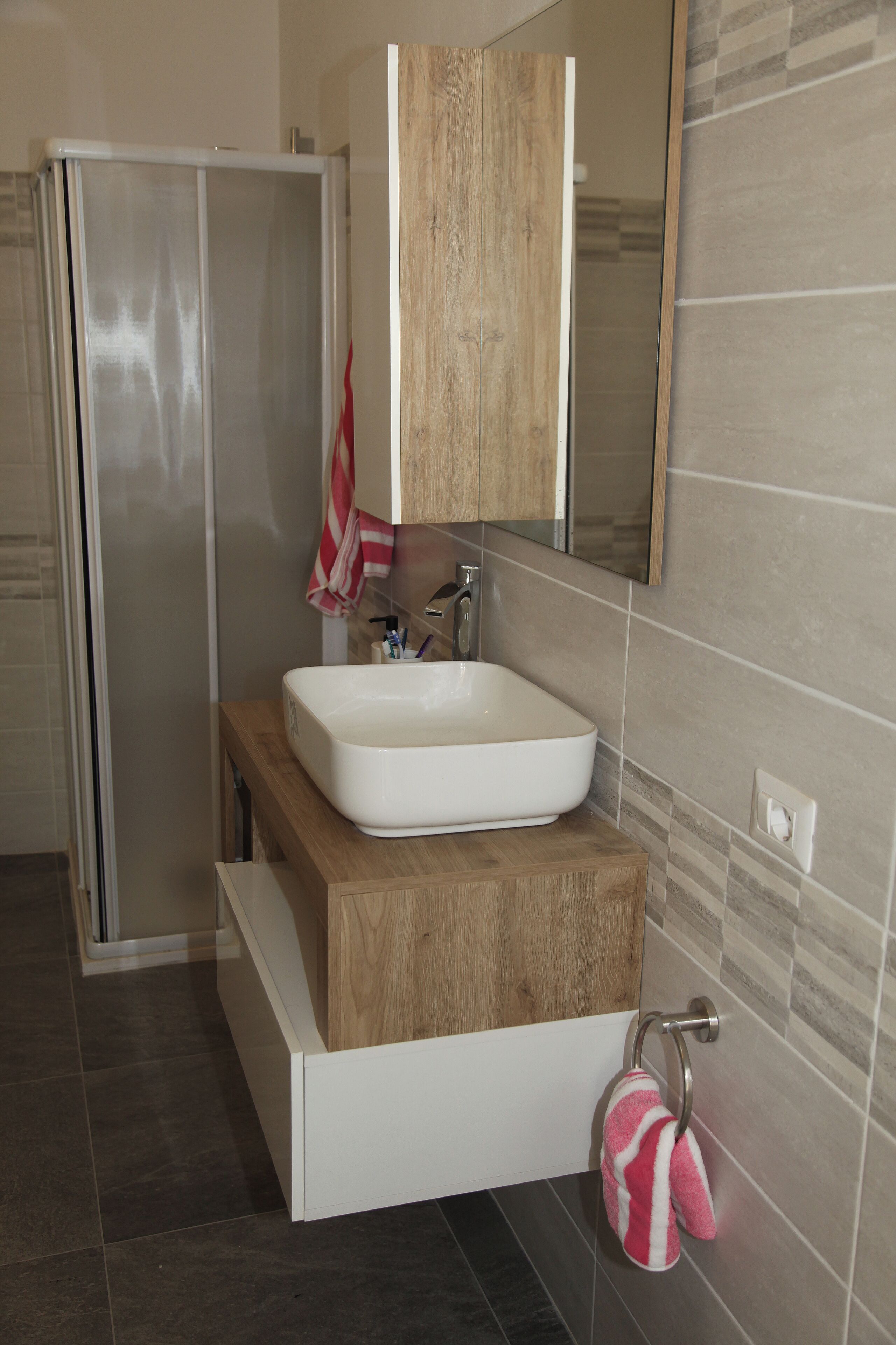 Een douche, een haardroger, een bidet, handdoeken