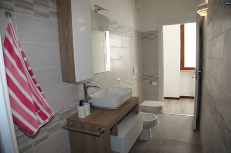 Doccia, asciugacapelli, bidet, asciugamani. Nuovo Trilocale in Centro Storico ad Abbiategrasso