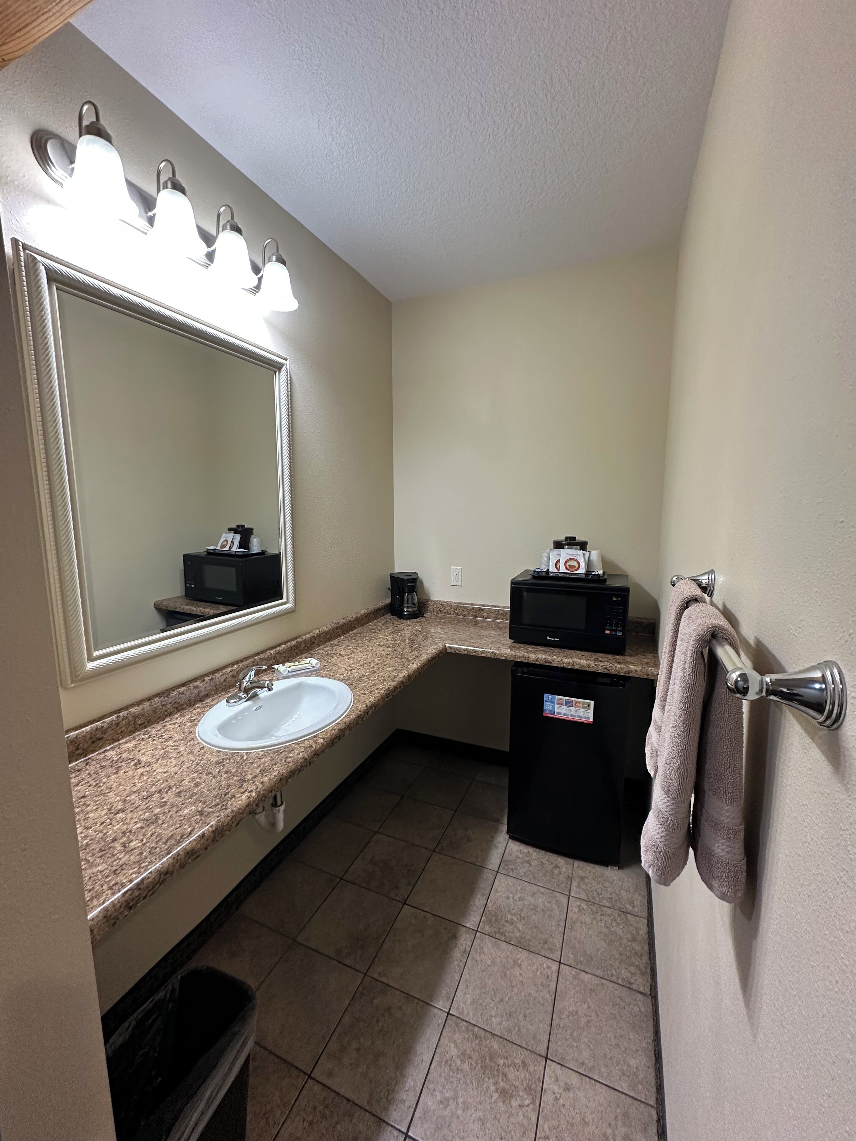 Standard Room, 1 King Bed | Private kitchen | Microwave