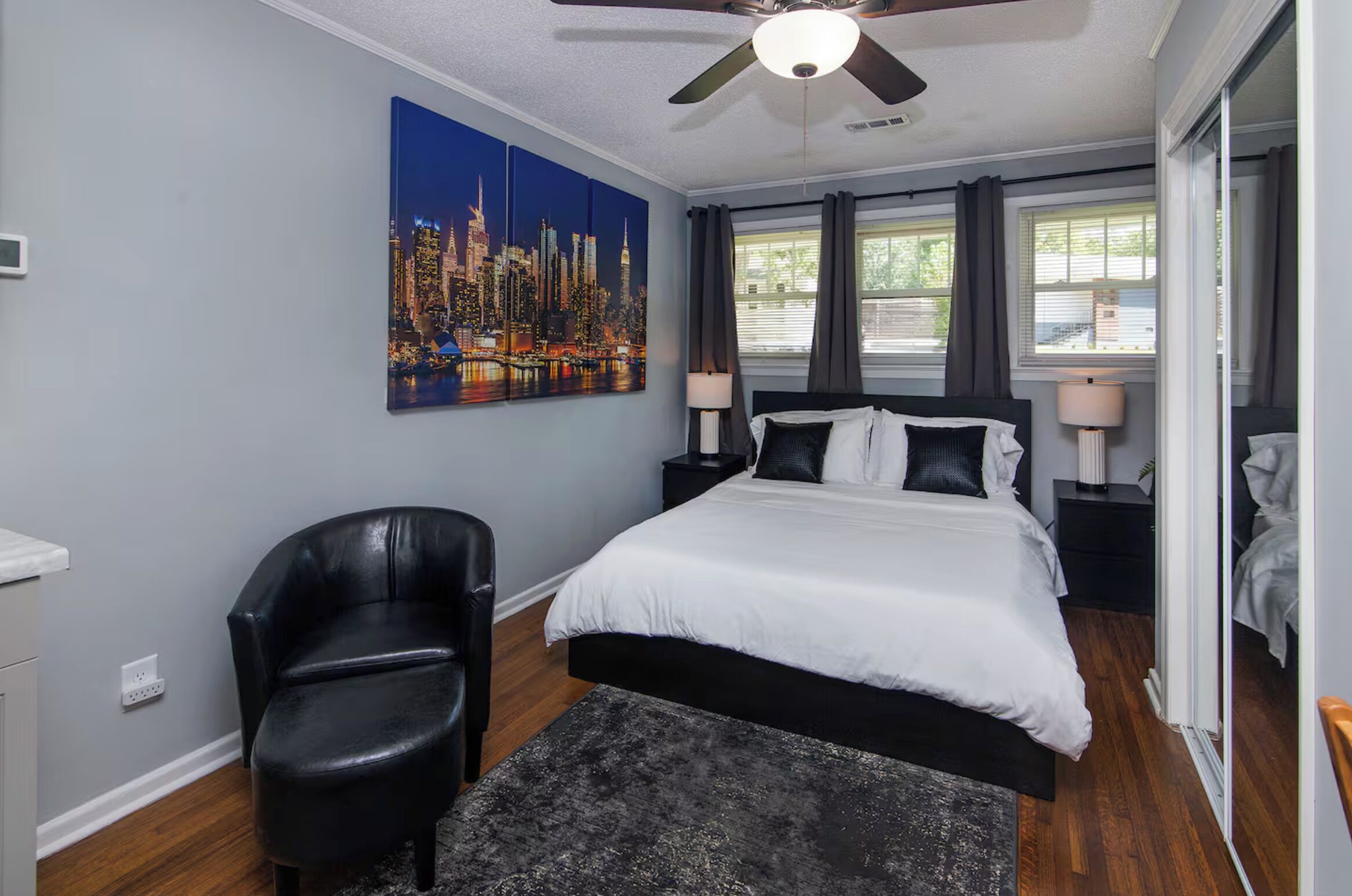 Tabla de planchar con plancha, wifi, ropa de cama