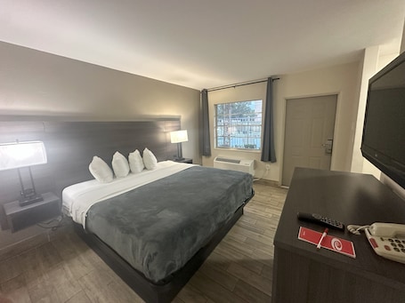 Standard Room, 1 King Bed, Non Smoking | WiFi (free)