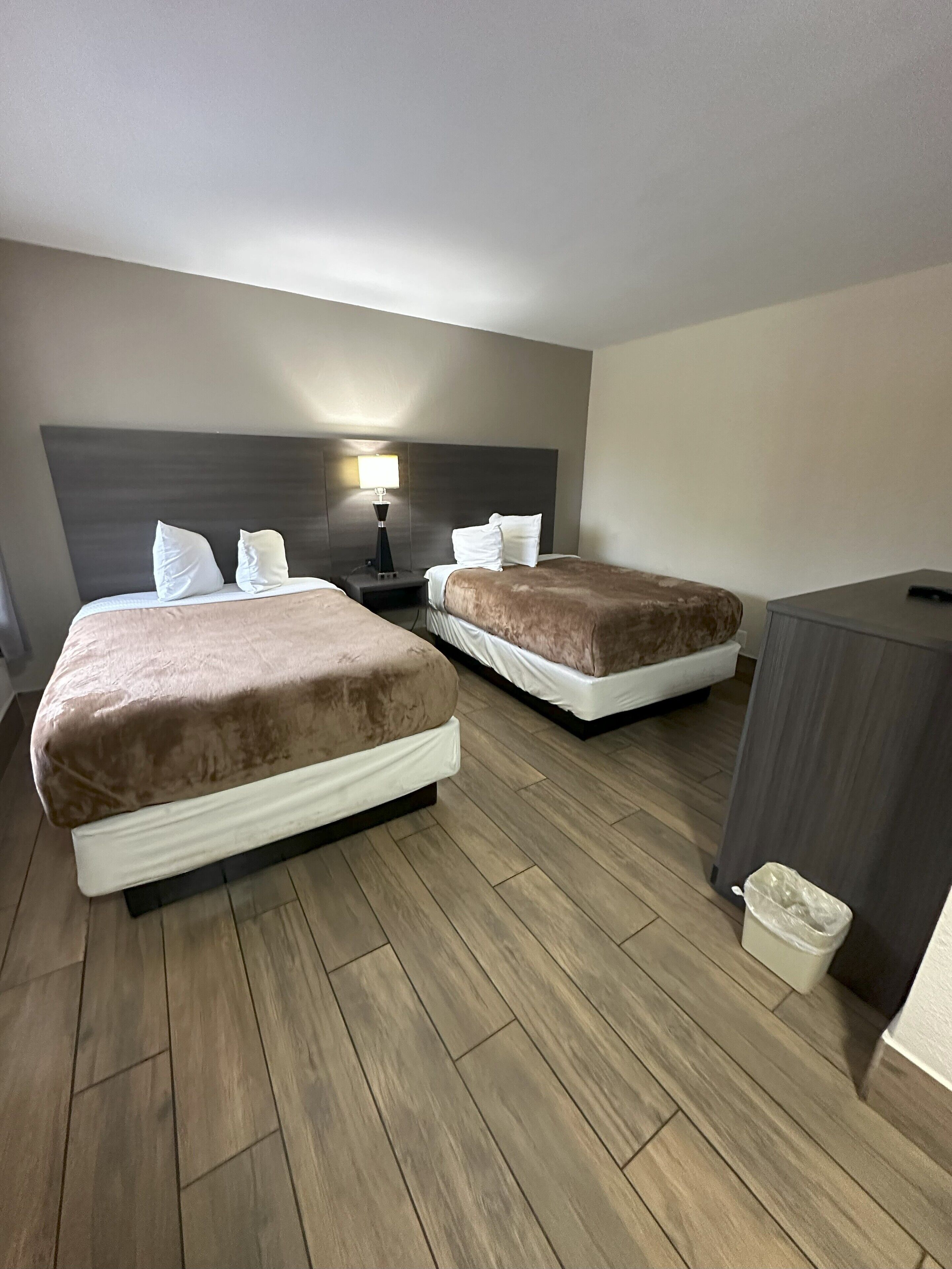 Quarto standard, 2 camas de casal, para não fumantes | Wi-Fi de cortesia