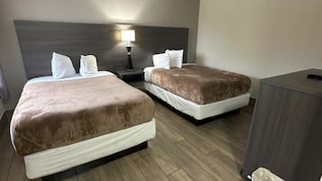 Quarto standard, 2 camas de casal, para não fumantes | Wi-Fi de cortesia