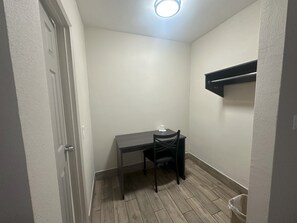 Free WiFi - Econo Lodge St. Petersburg Central (St. Petersburg)