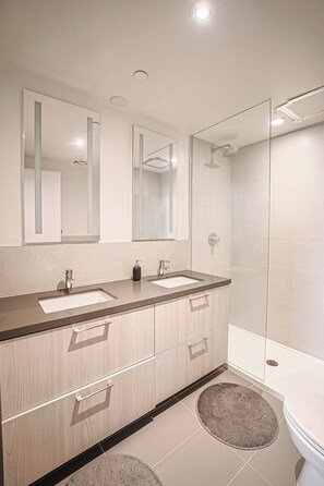 Hair dryer, soap, toilet paper - Modern Toronto Condo (Easy Downtown Access) (Markham)