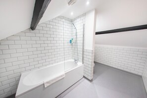 Hair dryer, soap, toilet paper - Four-star B&B rooms in friendly 1852 pub with king-sized family room. (Mountain Ash)