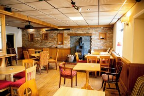 Dining - Four-star B&B rooms in friendly 1852 pub with king-sized family room. (Mountain Ash)
