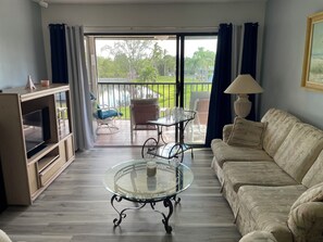 Living area - Wonderful condo in North Fort Myers ideally located. (North Fort Myers)