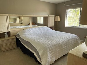 Iron/ironing board, bed sheets - Wonderful condo in North Fort Myers ideally located. (North Fort Myers)