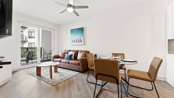 Smart TV, table football, ping pong, stereo