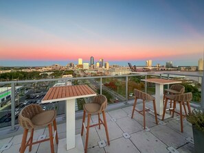 Outdoor dining - Guest Favorite! 8th Floor Luxe King Suite PetOK (Jacksonville)