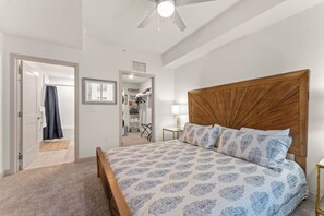 Desk, iron/ironing board, free WiFi, bed sheets - Guest Favorite! 8th Floor Luxe King Suite PetOK (Jacksonville)