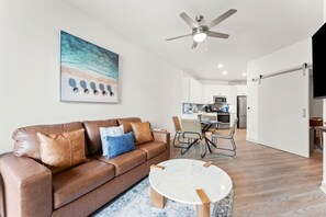 Smart TV, table football, ping pong, stereo - Guest Favorite! 8th Floor Luxe King Suite PetOK (Jacksonville)