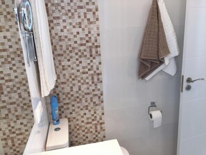 Douche, sèche-cheveux, serviettes fournies