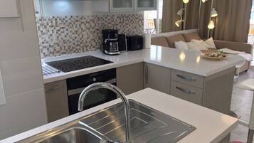 Réfrigérateur, micro-ondes, four, plaque de cuisson