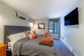 Escritorio, tabla de planchar con plancha, wifi y ropa de cama