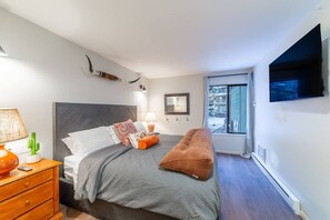 Desk, iron/ironing board, WiFi, bed sheets - Ski In Canyon Lodge Modern 1 Bdrm Pacman & Garage! (Mammoth Lakes)
